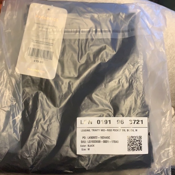 Fabletics Trinity mid rise pocket leggings 7/8 length, new, medium, black - Picture 10 of 10